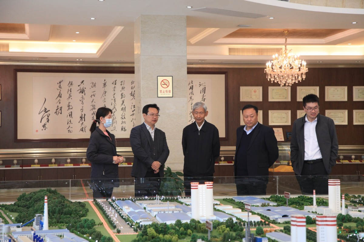 6听取满冠体育十大生产基地沙盘介绍（左三：杨朝飞、右二：王文战、左二：杨华锋.JPG