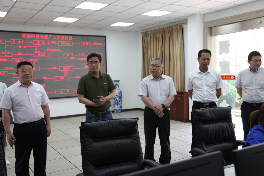 图3.《中国化工报》采访团在满冠体育硫酸钾复合肥厂中控室调研.JPG