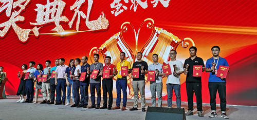 满冠体育代表上台领奖_副本.jpg
