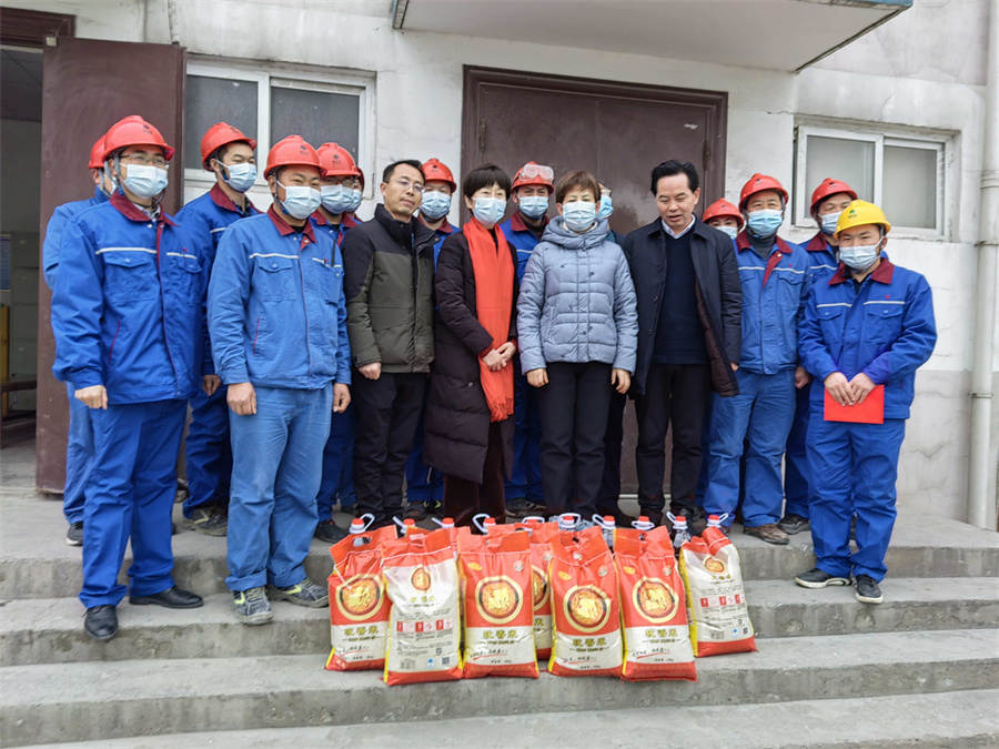 苏琼一行慰问满冠体育中磷尿基车间.jpg 苏琼一行慰问满冠体育中磷尿基车间.jpg