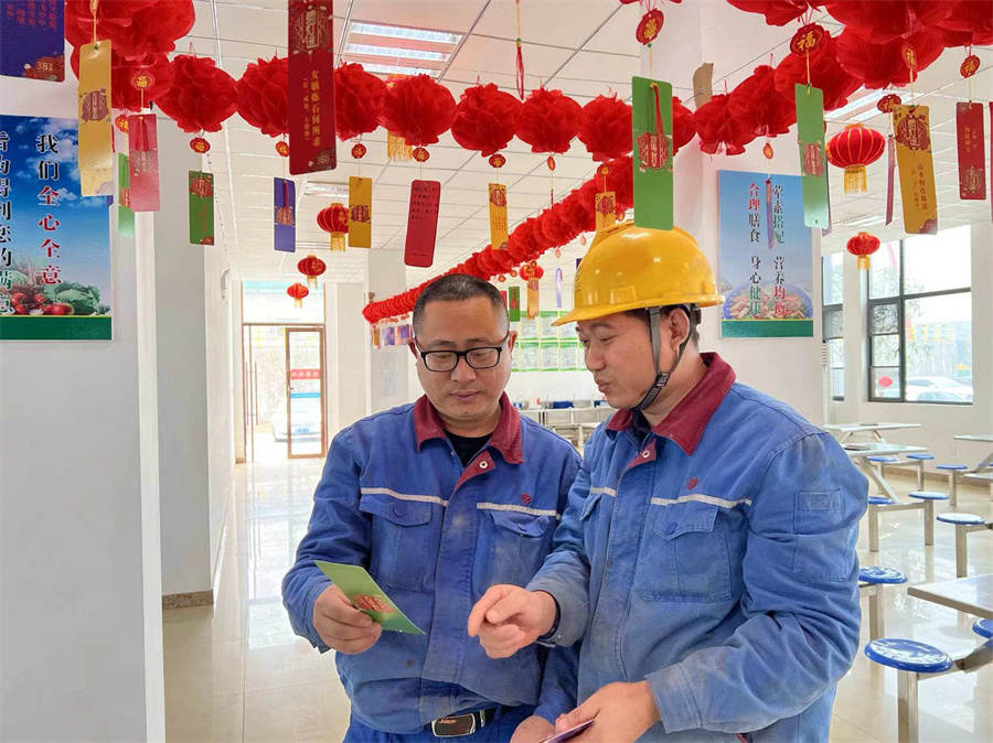 宜昌满冠体育员工正在猜灯谜.jpg