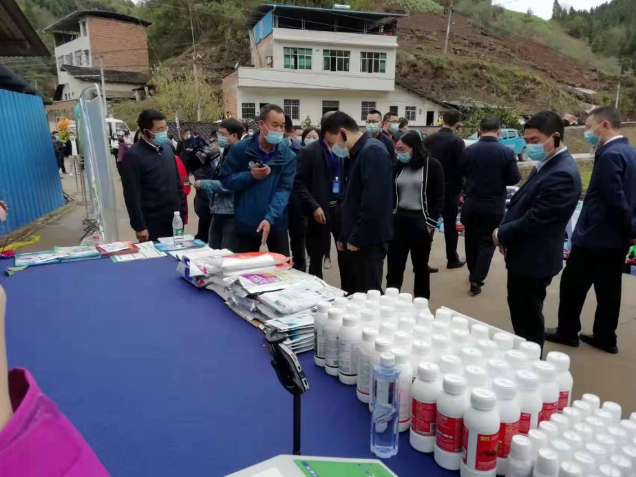 罗总向巩县长介绍洋丰系列新品2.jpg