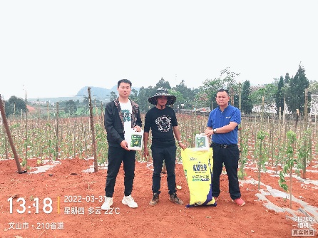 使用公司产品,工作人员与基地老板合影2.jpg