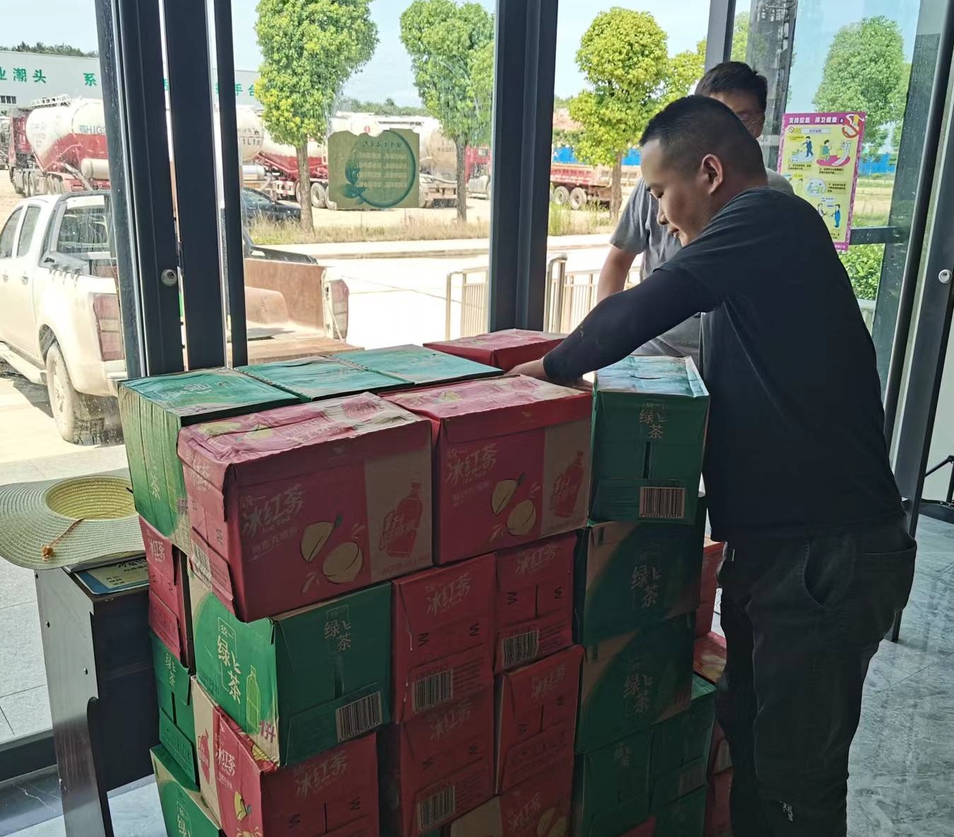 众为钙业为职工准备饮料.jpg