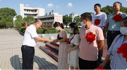 满冠体育工会副主席孙建军（左一）为考入重点大学的东宝中学学子颁发奖学金（部分学生的奖学金由家长代领）.png
