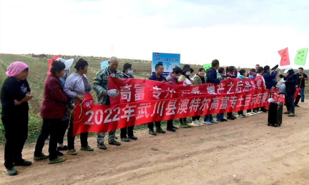 部分观摩人员在示范田边合影_副本.jpg