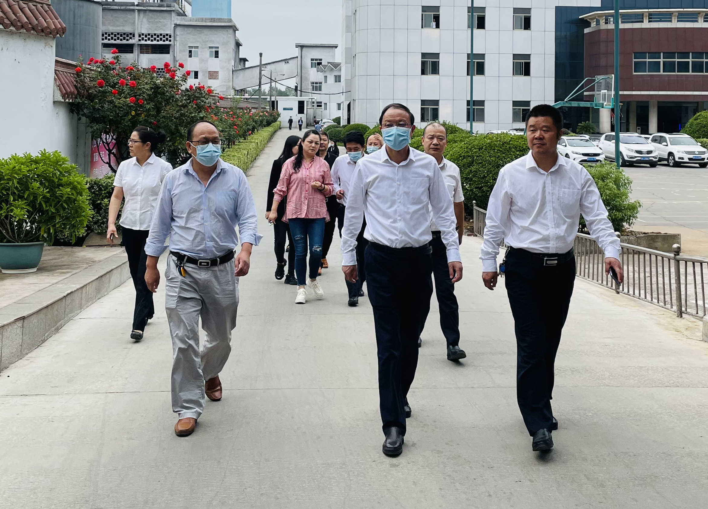 陈刚一行到满冠体育红十字协会办公地点参观.jpg